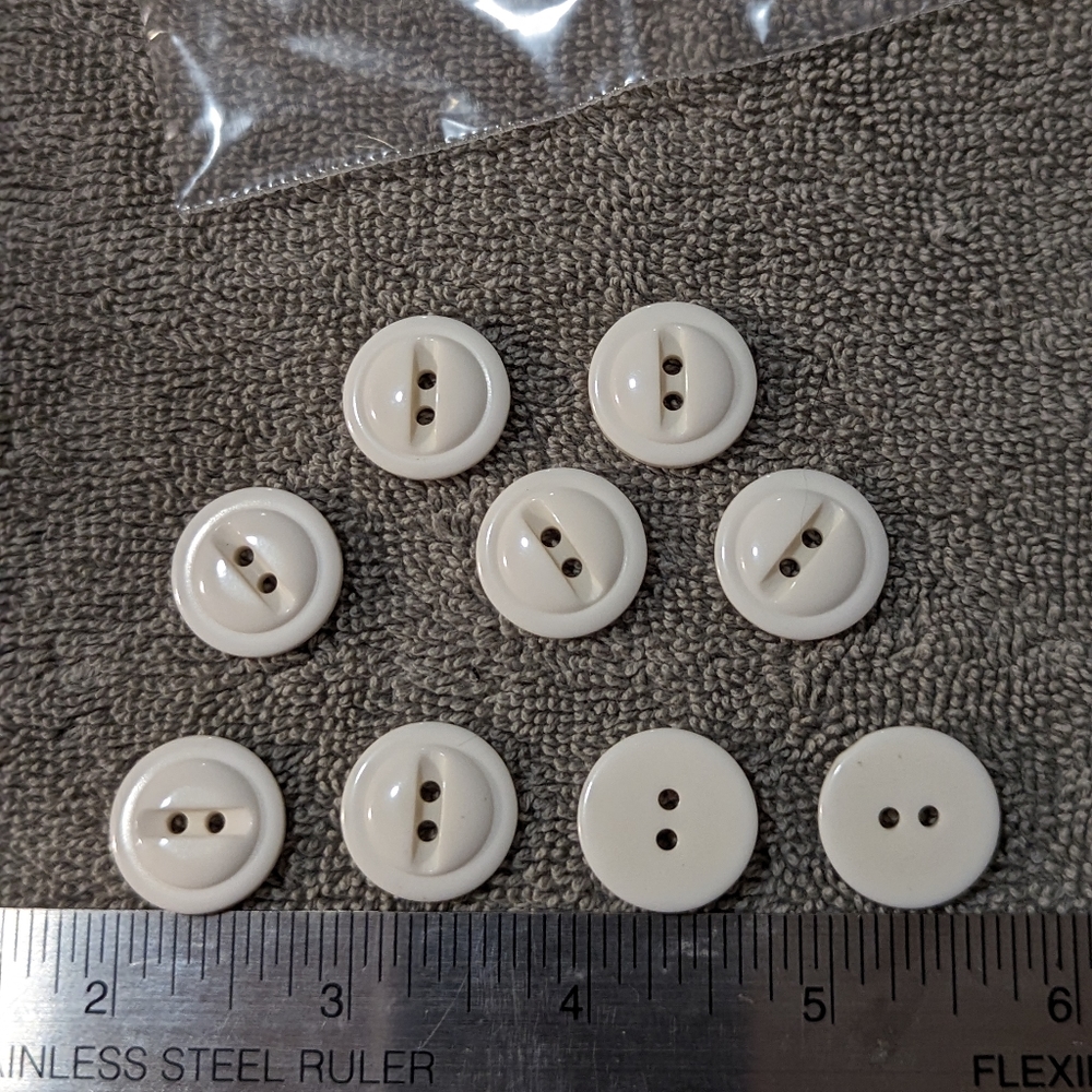 BUTTONS White Round 2 holes to attach (9)